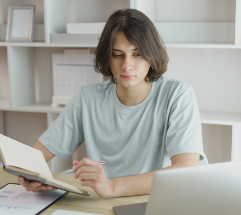 https://studyinvietnam.vn/wp-content/uploads/2025/07/StudyAbroader-470x420-2.png